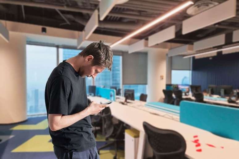 A postura hipercif&oacute;tica &eacute; a consequ&ecirc;ncia mais vis&iacute;vel do &ldquo;tech neck&rdquo; 