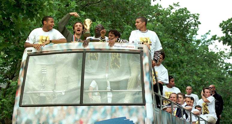 Trezeguet comemora t&iacute;tulo da Copa do Mundo com companheiros