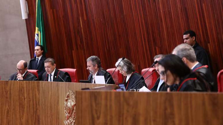 O plen&aacute;rio do TSE condenou o ex-governador do Rio Cl&aacute;udio Castro