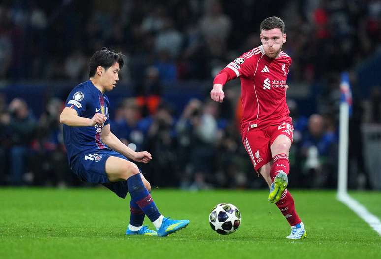 Robertson em a&ccedil;&atilde;o na derrota do Liverpool para o PSG no jogo de ida das quartas de final da Champions &ndash;