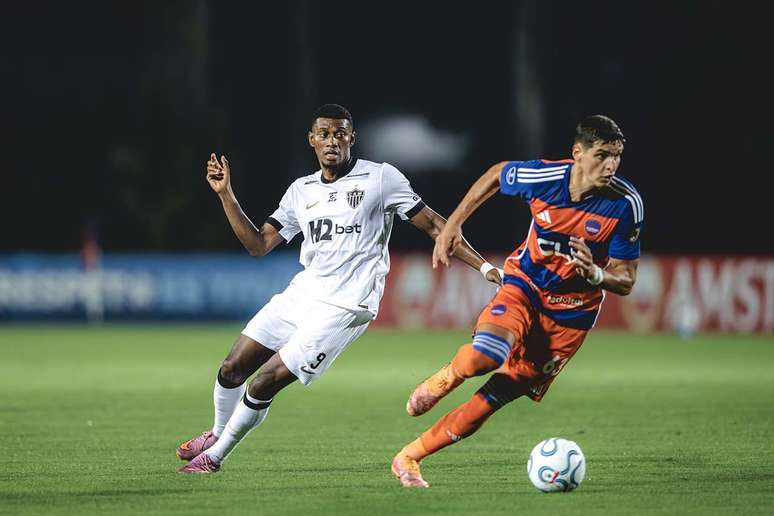Galo vai at&eacute; a Argentina, joga mal e perde para o Puerto Cabello &ndash;