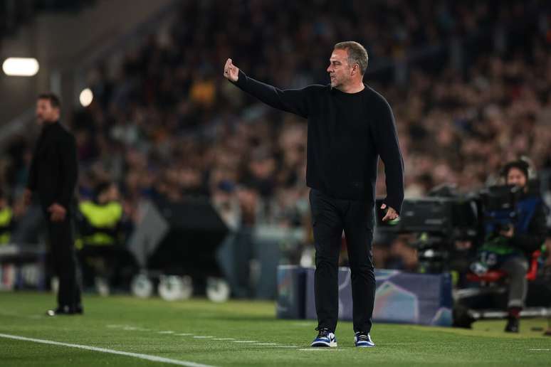 Hansi Flick n&atilde;o poupou cr&iacute;ticas ao &aacute;rbitro da partida contra o Atl&eacute;tico de Madrid &ndash;