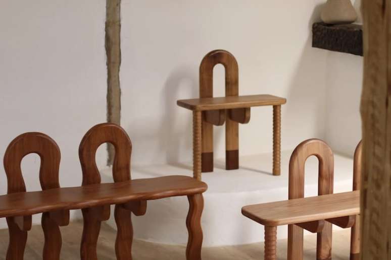 Mobili&aacute;rio em madeira torneada de Lucas Neves, na mostra Now