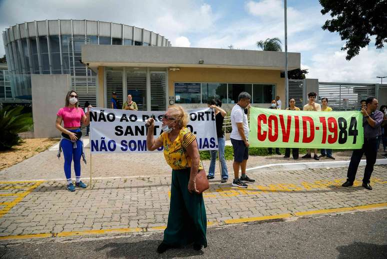 Pessoas seguram cartazes durante um protesto contra os passaportes de vacina&ccedil;&atilde;o contra a COVID-19 e a vacina&ccedil;&atilde;o obrigat&oacute;ria contra a COVID-19 no Brasil.