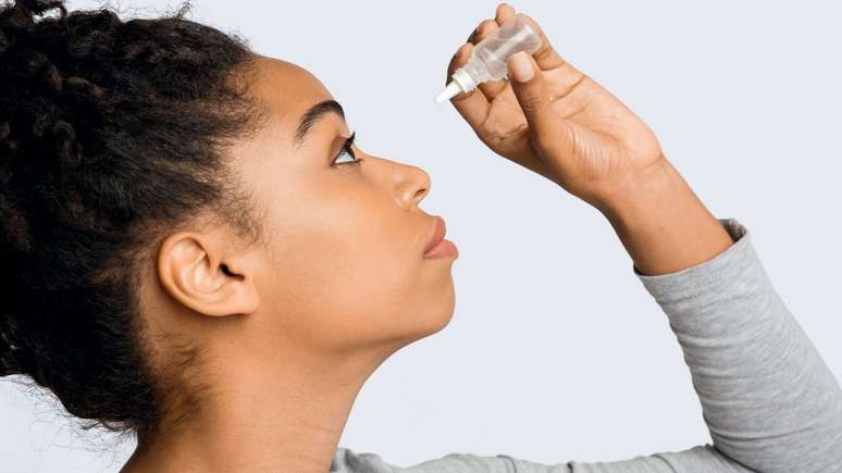 Um ponto enfatizado em diretrizes do CBO e em materiais t&eacute;cnicos do Minist&eacute;rio da Sa&uacute;de &eacute; a import&acirc;ncia de evitar automedica&ccedil;&atilde;o com col&iacute;rios corticoides &ndash; depositphotos.com / Milkos