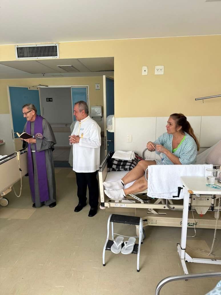 మల్టిపుల్ స్క్లెరోసిస్‌తో బాధపడుతున్న ఫెర్నాండా ఆసుపత్రిలో ఉన్నారు.