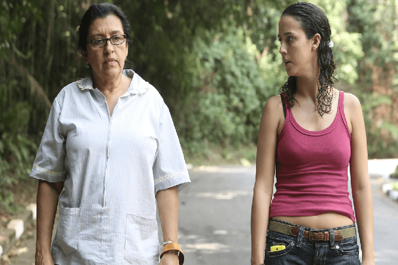 Em &ldquo;Que Horas Ela Volta?&rdquo;, a chegada da filha de Val abala as rela&ccedil;&otilde;es e exp&otilde;e desigualdades dentro de uma casa 