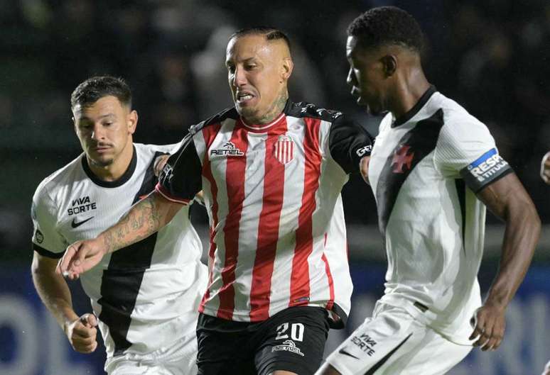 Sem Renato no banco, o Vasco empatou com o Barracas Central &ndash;