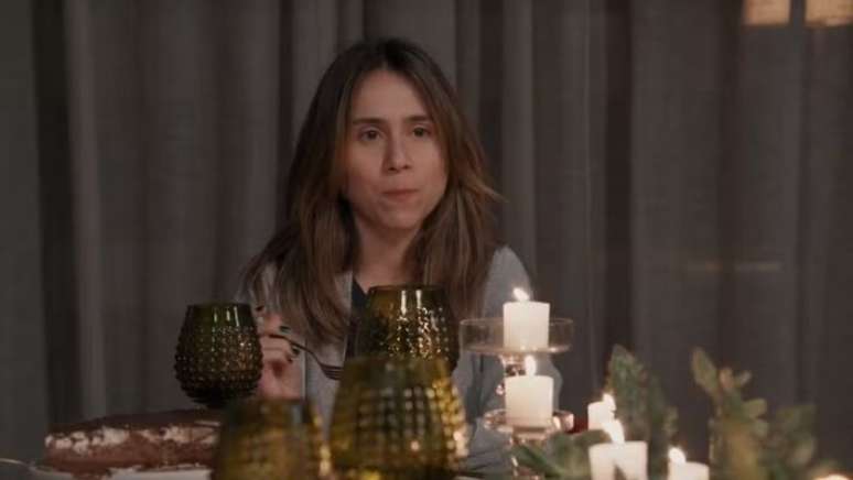 Luc&eacute;lia rouba milh&otilde;es dos justiceiros, sofre trai&ccedil;&atilde;o e v&ecirc; fortuna desaparecer em 'Tr&ecirc;s Gra&ccedil;as'