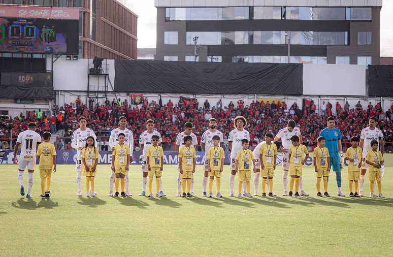 Santos pagou direitos de imagem atrasados com elenco antes da estreia na Sul-Americana &ndash;