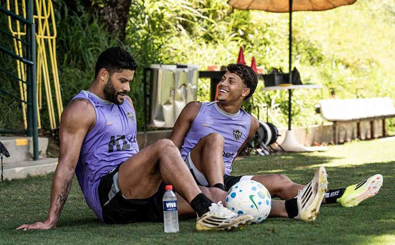 Hulk e o filho em momento descontra&iacute;do no treino do Galo &ndash;