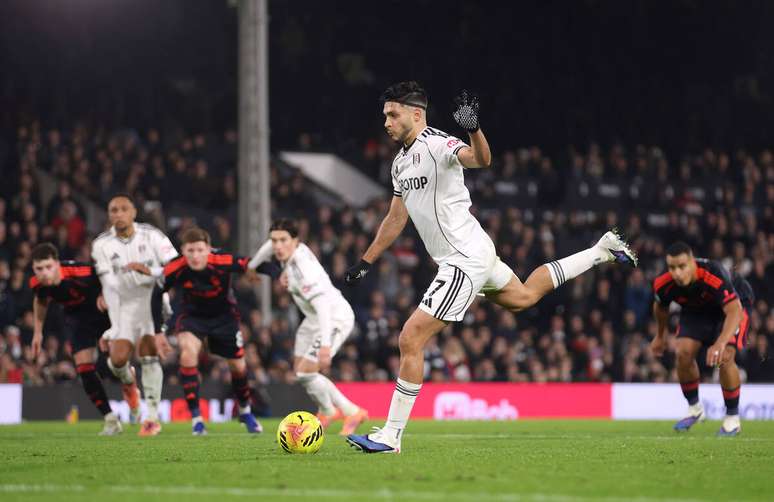 Raul Jimenez em campo pelo Fulham (Photo by Julian Finney/Getty Images)