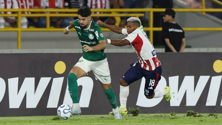 O jogador Flaco L&oacute;pez, da SE Palmeiras, disputa bola com o jogador do Junior FC, durante partida v&aacute;lida pela fase de grupos, da Conmebol Libertadores, no Est&aacute;dio Jaime Mor&oacute;n Le&oacute;n. 