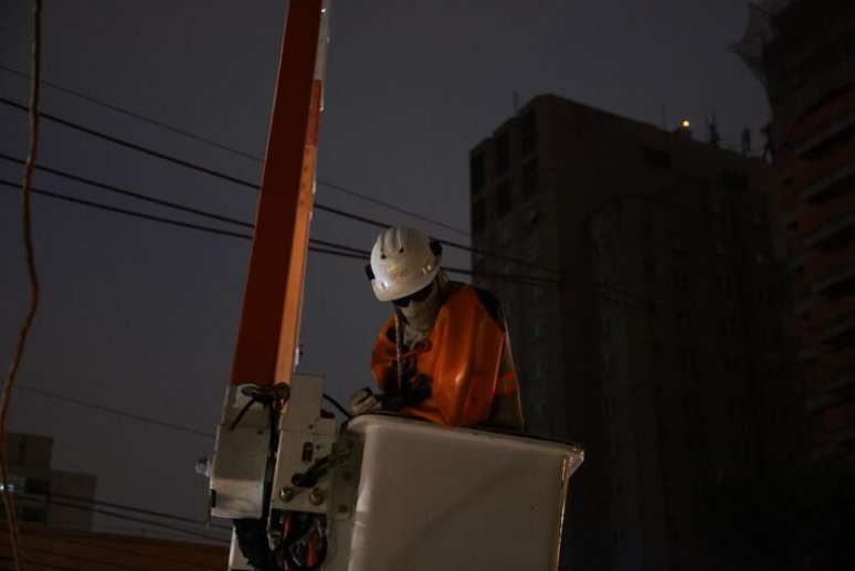 Equipe da Enel faz reparos em fia&ccedil;&atilde;o na capital paulista durante o apag&atilde;o de dezembro de 2025