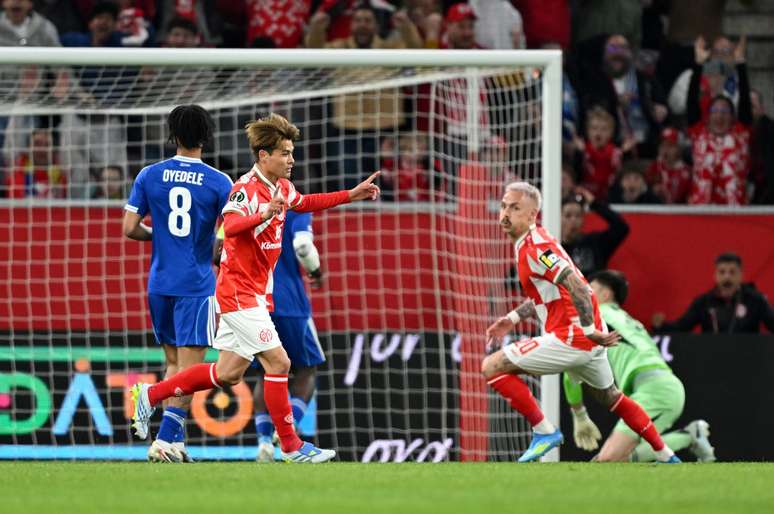 Sano comemorando um dos gols do Mainz 