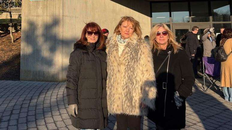 Ellen Munoz (&agrave; direita), Peggy Gould (ao centro) e Debra Timms vieram de diferentes partes de Long Island para acompanhar a confiss&atilde;o de culpa de um assassino em s&eacute;rie que por muito tempo as assustou, acusado de oito assassinatos