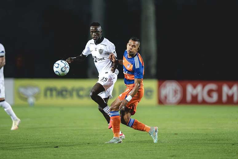 Cassierra observa a jogada. Atacante&nbsp; tenta se sair bem diante da marca&ccedil;&atilde;o do Puerto Cabello. Mas n&atilde;o consegue e sai no intervalo.