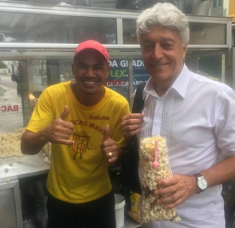 కాకో బార్సెల్లోస్ 2019లో పిపోకాస్ మనాను రుచి చూస్తున్నారు