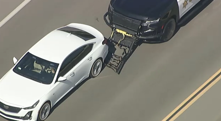 Viatura tentou 'agarrar' ve&iacute;culo durante persegui&ccedil;&atilde;o na Calif&oacute;rnia