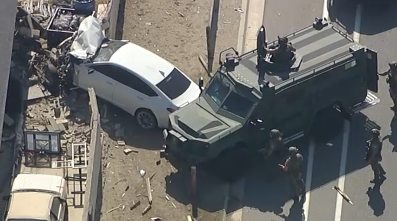 Carro atingiu muro ap&oacute;s persegui&ccedil;&atilde;o na Calif&oacute;rnia