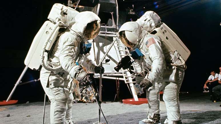 Os astronautas da Apollo 11, Neil Armstrong e Buzz Aldrin, treinam para usar sua c&acirc;mera Hasselblad 500EL na caminhada lunar.