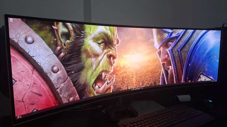 Tela OLED de 32:9 com resolu&ccedil;&atilde;o de 5120x1440 coloca este monitor num patamar muito elevado