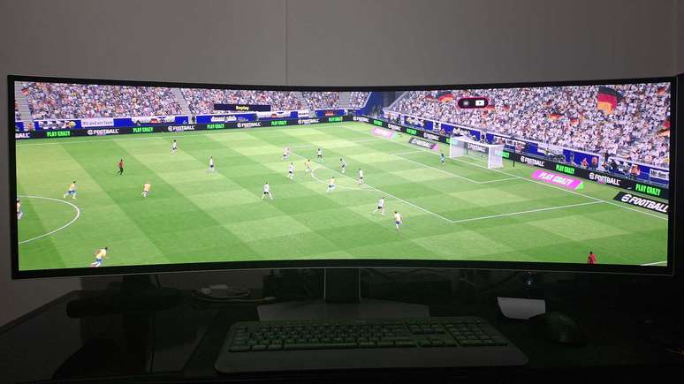 eFootball 2026 oferece uma vis&atilde;o bastante ampliada das partidas gra&ccedil;as ao formato 32:9 do Odyssey OLED G9 49"