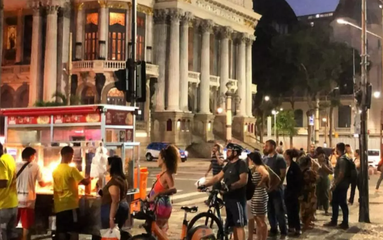 30 సంవత్సరాలకు పైగా సంప్రదాయంతో, Pipocas Maná ఒక సృజనాత్మక మెనూని కలిగి ఉంది మరియు ప్రముఖులను కూడా ఆకర్షించింది