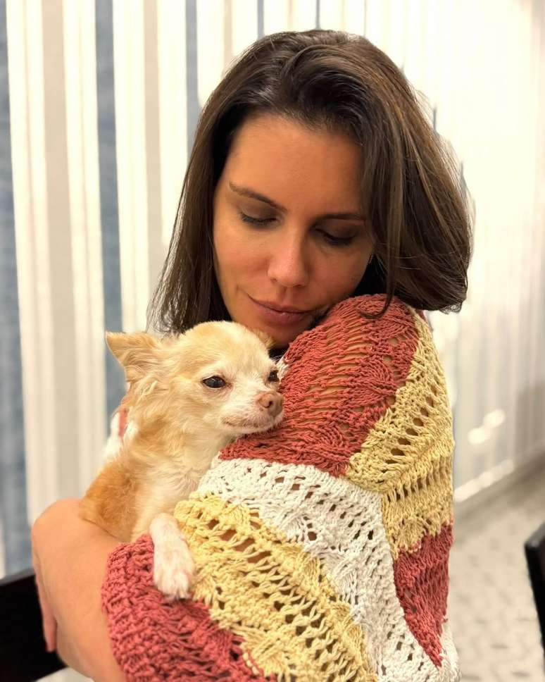 Camila Busnello e a cachorra de estima&ccedil;&atilde;o, Frida