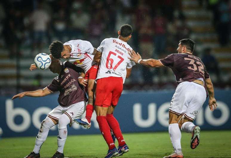 Marcelinho tenta a cabe&ccedil;ada, Mas&nbsp; sem sucesso, durante uma das investidas do Bragantino na derrota para o Carabobo, pela Copa Sul-Americana, nesta quinta-feira.
