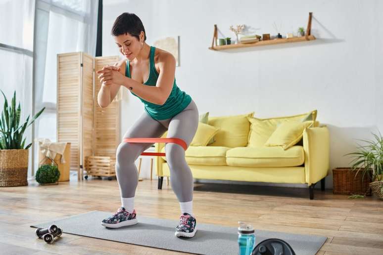 El&aacute;sticos e halteres ampliam a variedade e a intensidade do treino em casa, tornando os exerc&iacute;cios mais completos mesmo sem estrutura de academia 