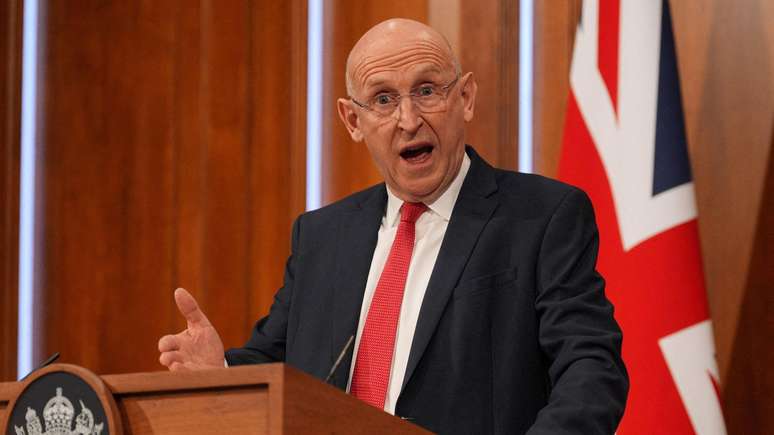 O secret&aacute;rio brit&acirc;nico da Defesa, John Healey, revelou a atividade dos submarinos russos nas &aacute;guas ao norte do Reino Unido durante entrevista coletiva na sede do governo brit&acirc;nico, em Londres