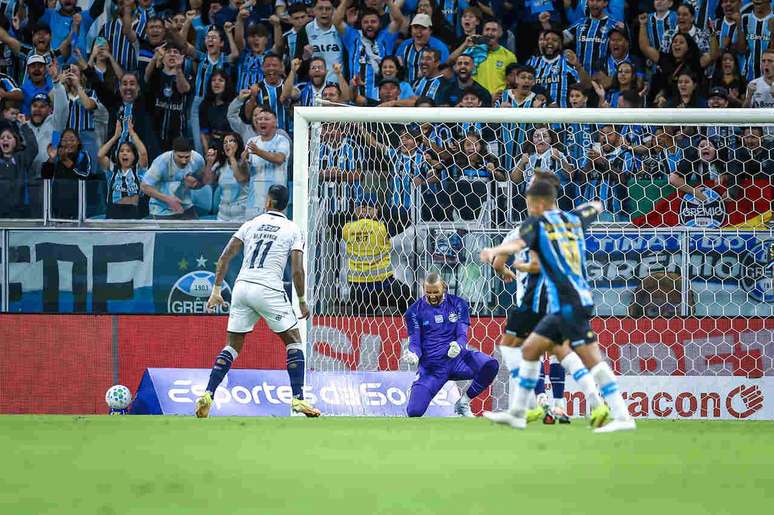 Mesmo com um jogador advers&aacute;rio expulso, o Gr&ecirc;mio n&atilde;o balan&ccedil;ou a rede contra o Remo &ndash;