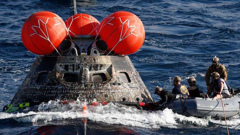 A c&aacute;psula Orion da miss&atilde;o n&atilde;o tripulada Artemis 1 caiu no Oceano Pac&iacute;fico no dia 11 de dezembro de 2022, depois de completar com sucesso sua miss&atilde;o em torno da Lua