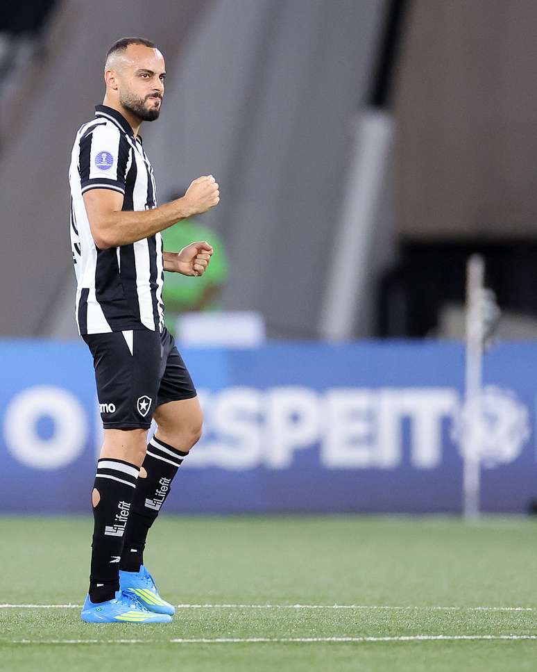 Arthur Cabral comemorando o empate do Botafogo 