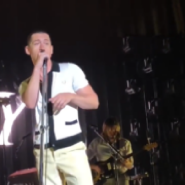 O dia que o Arctic Monkeys fez cover de The Strokes