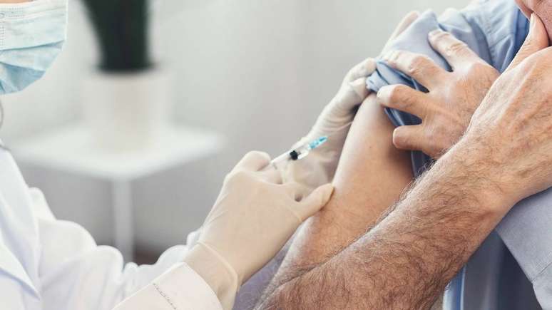 A vacina&ccedil;&atilde;o anual contra a influenza &eacute; uma das principais estrat&eacute;gias para reduzir casos graves de gripe em idosos &ndash; depositphotos.com / Milkos