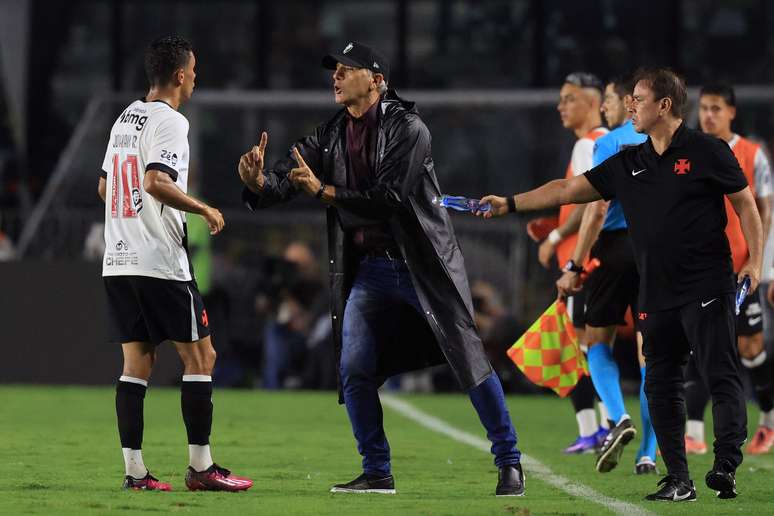 Renato Ga&uacute;cho, t&eacute;cnico do Vasco, ter&aacute; que fazer mudan&ccedil;as para o pr&oacute;ximo duelo 
