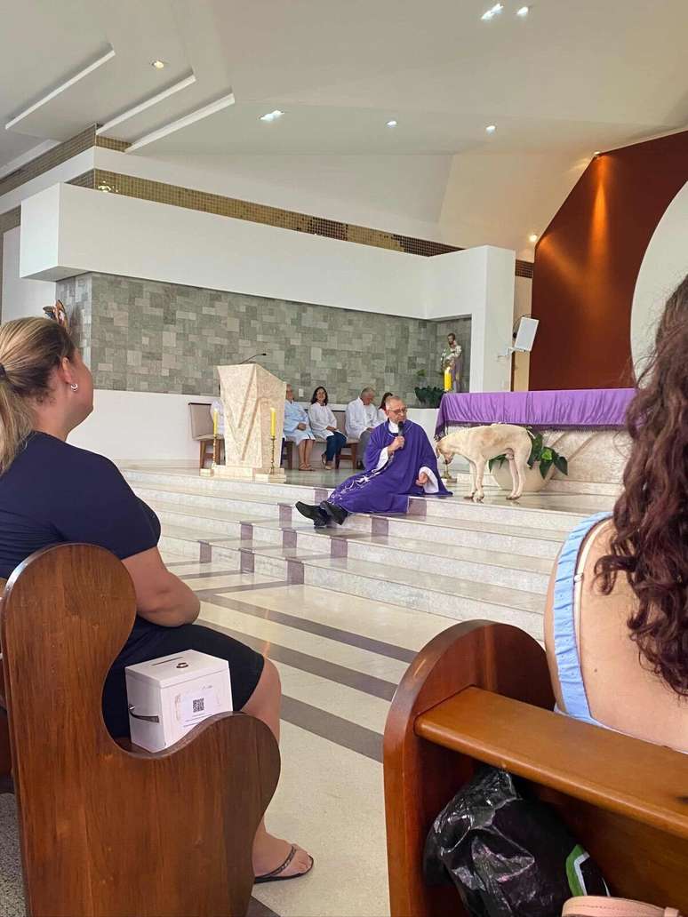 Cachorro caramelo passa a frequentar missas, vira &lsquo;fiel&rsquo; e conquista padre no Paran&aacute;