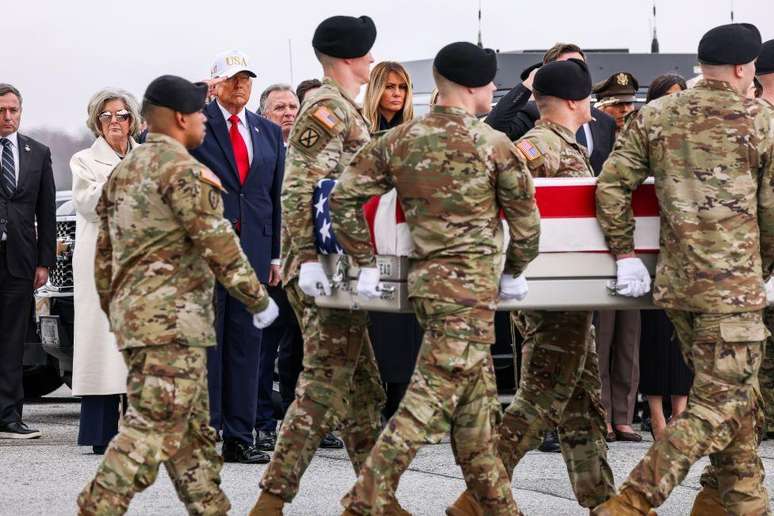 O presidente Donald Trump presta homenagem a seis integrantes do Ex&eacute;rcito dos EUA mortos na guerra