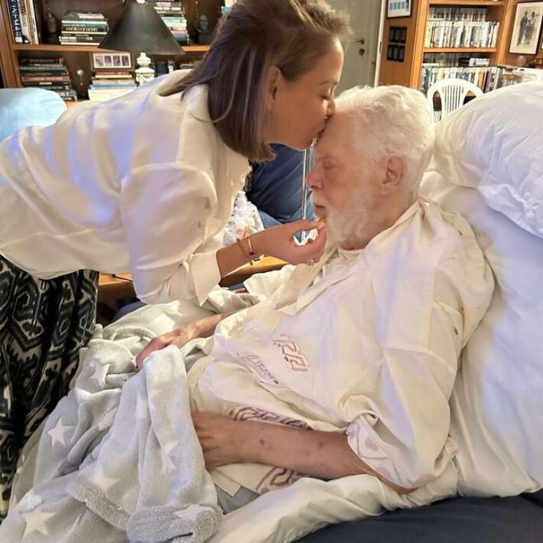 J&uacute;lia Almeida beija a testa do pai em imagem publicada no perfil da produtora Boa Palavra