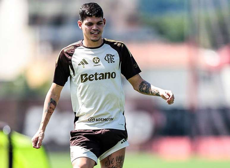Ayrton Lucas tem oscilado e vive um momento de incerteza no Flamengo &ndash;