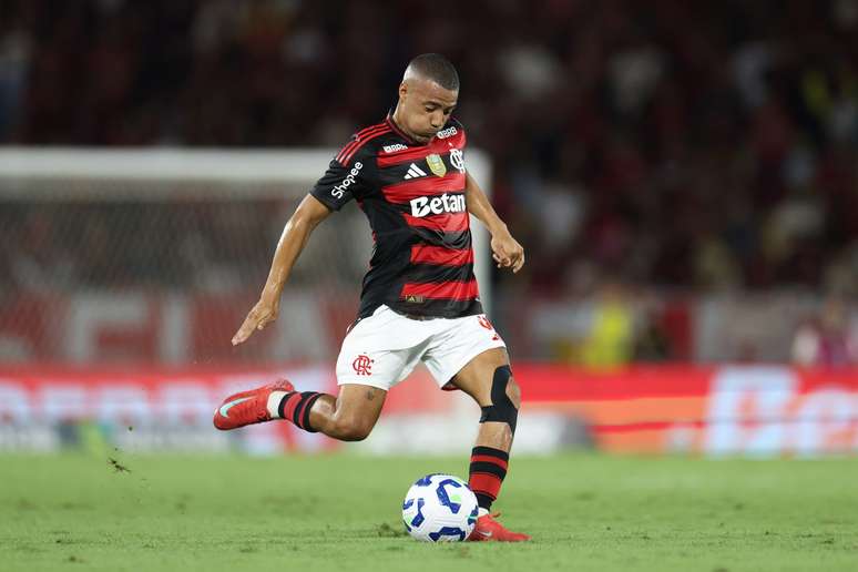 RIO DE JANEIRO, BRAZIL &ndash; NOVEMBER 1: Nicolas De La Cruz of Flamengo kicks the ball during the match between Flamengo and Sport Recife as part of Brasileirao 2025 at Maracana Stadium on November 1, 2025 in Rio de Janeiro, Brazil. (Photo by Lucas Figueiredo/Getty Images)