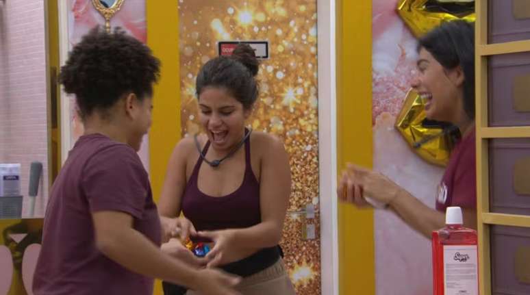 Milena presenteia advers&aacute;rias no BBB 26