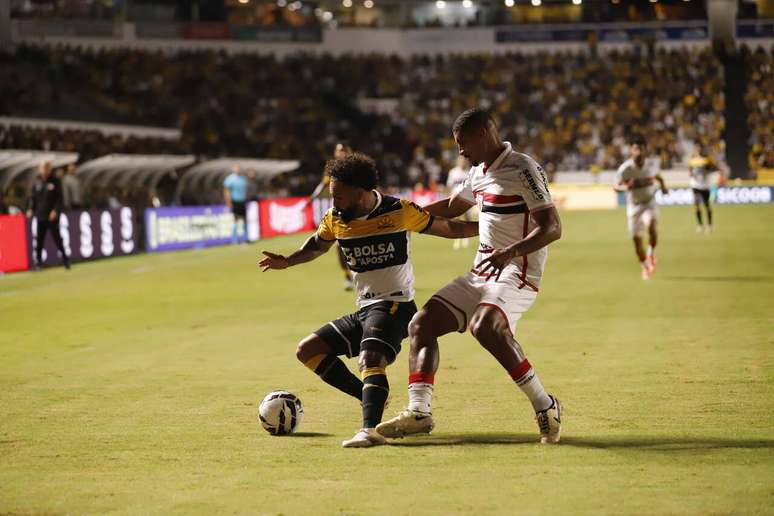 Crici&uacute;ma e Botafogo-SP mediram for&ccedil;as na noite desta sexta-feira (10), no Est&aacute;dio Heriberto H&uuml;lse &ndash;