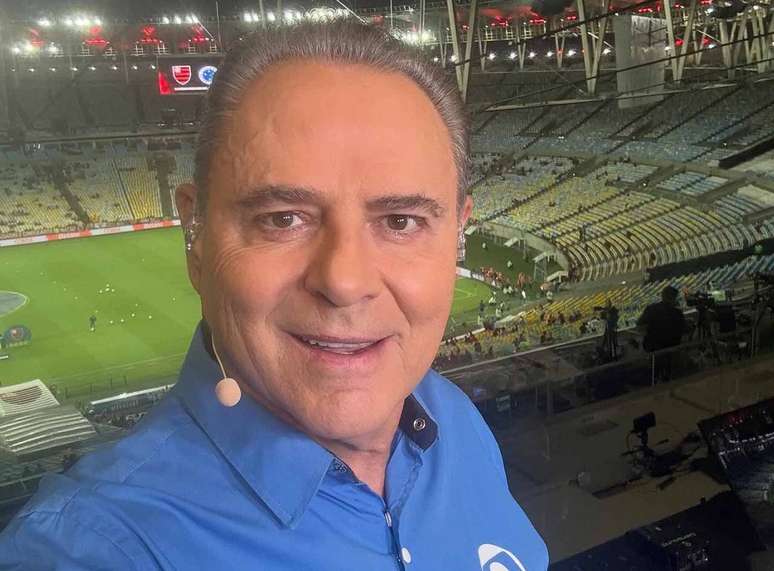 Luis Roberto em cabine para transmiss&atilde;o de jogo &ndash;