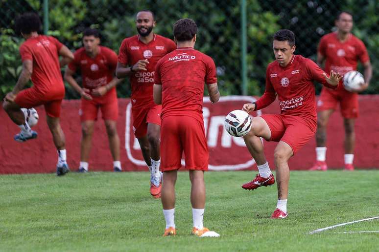 N&aacute;utico treina para manter o bom momento na disputa pelo acesso &ndash;
