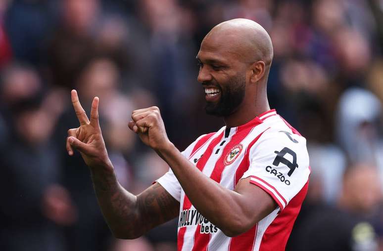 Igor Thiago celebra um dos gols marcados neste s&aacute;bado (Photo by Alex Pantling/Getty Images)