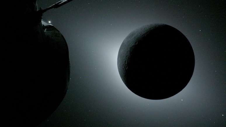 A Lua iluminada pelo Sol durante um eclipse solar, fotografada pela aeronave Orion da NASA