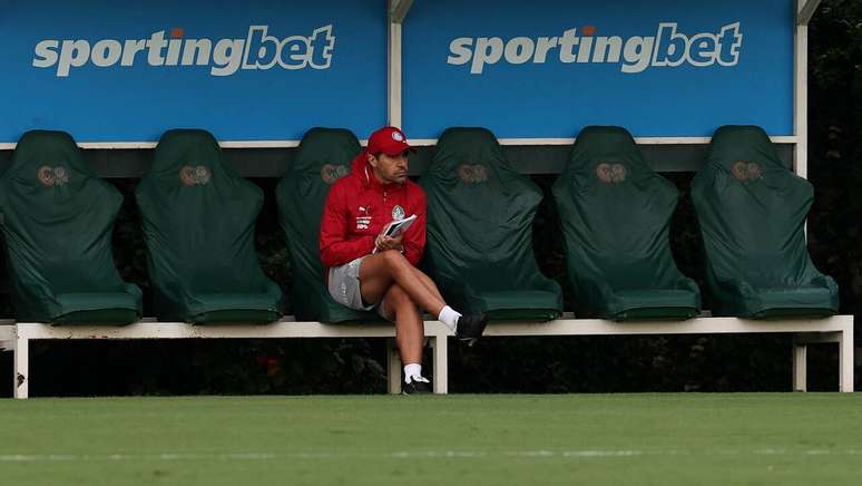 Abel Ferreira vai cumprir suspens&atilde;o no d&eacute;rbi &ndash;